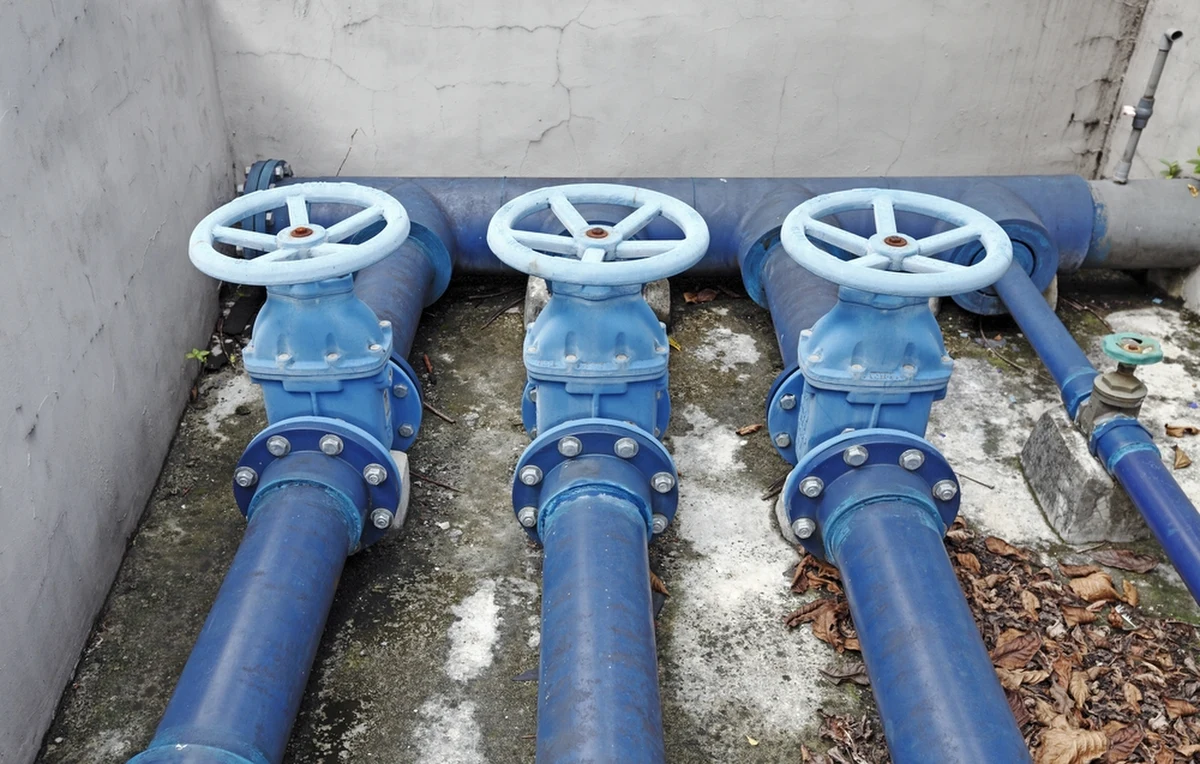 Mieszkańcy Poznania nie powinni już mieć problemów z niskim ciśnieniem lub brakiem wody - zapewniła rzeczniczka spółki Aquanet Zofia Koszutska-Taciak. W sobotę wieczorem w podpoznańskich Czapurach awarii uległa magistrala wodociągowa.