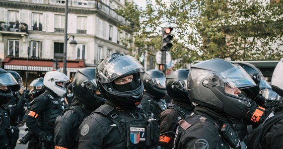 Sobotnia demonstracja przeciwko przemocy policji w Paryżu przybrała gwałtowny charakter. Zaatakowano radiowóz, a rannych funkcjonariuszy musiała ewakuować specjalna jednostka Brav-M. Prefekt paryskiej policji przekazał, że aresztowano trzy osoby w związku z zamieszkami.