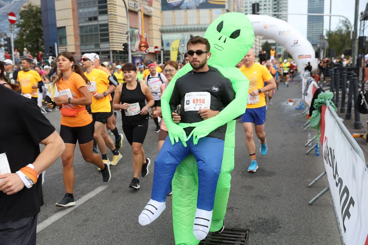 Polka Ewa Jagielska i Węgier Levente Szemerei wygrali 45. Nationale-Nederlanden Maraton Warszawski. W towarzyszącym biegu "Warszawska Dycha" najlepsi byli Andrzej Starżyński i Izabela Paszkiewicz. Ulicami stolicy pobiegło prawie 10 tys. osób.