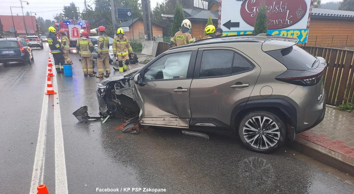 Zderzenie dwóch samochodów osobowych w Białce Tatrzańskiej koło Zakopanego. Nie było osób poszkodowanych.
