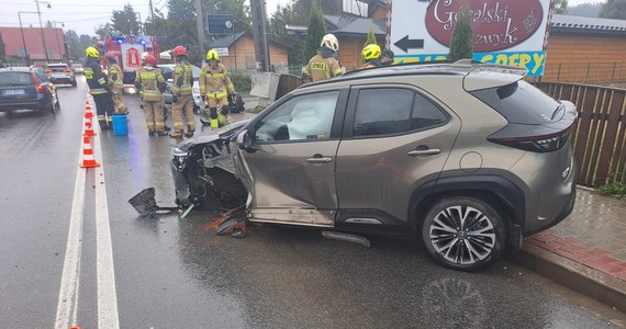 Zderzenie dwóch samochodów osobowych w Białce Tatrzańskiej koło Zakopanego. Nie było osób poszkodowanych.