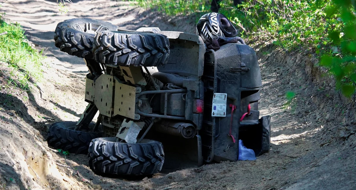 Quad, którym kierował 14-latek, uderzył w drzewo przy leśnej drodze na Kaszubach. Nastolatek nie przeżył wypadku.