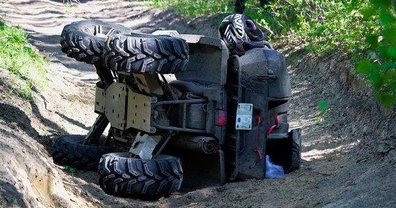 Quad, którym kierował 14-latek, uderzył w drzewo przy leśnej drodze na Kaszubach. Nastolatek nie przeżył wypadku.