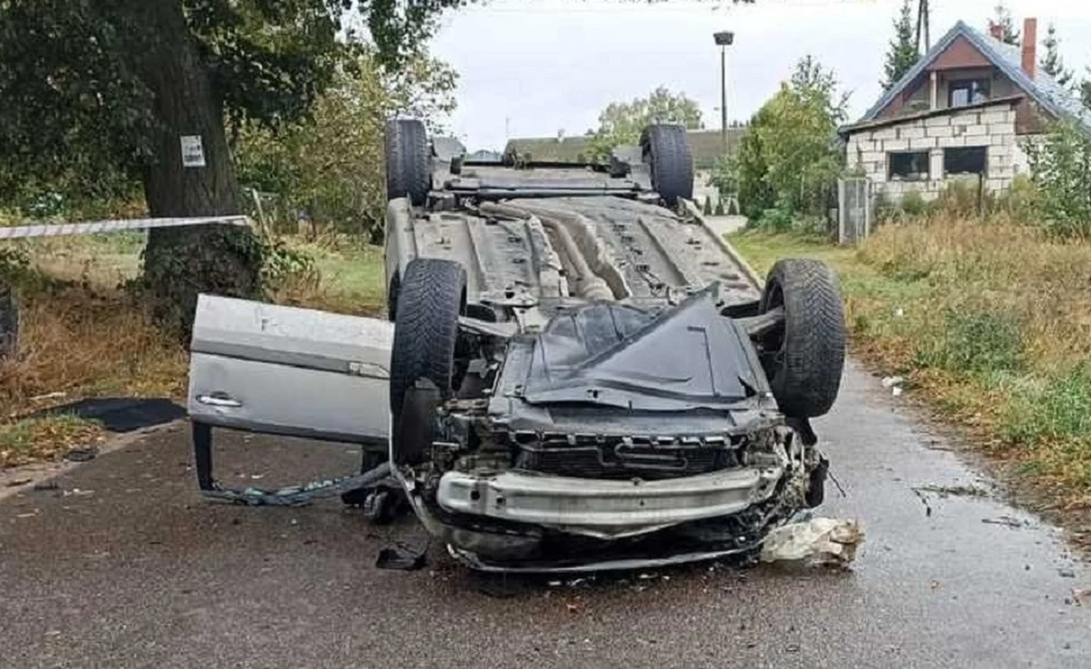 Trzy osoby zostały zabrane do szpitala w wyniku wypadku na trasie Mały Łęck - Wielki Łęck w Warmińsko-Mazurskiem. Policjanci wyjaśniają przyczyny zdarzenia.