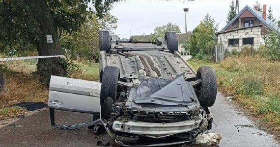 Trzy osoby zostały zabrane do szpitala w wyniku wypadku na trasie Mały Łęck - Wielki Łęck w Warmińsko-Mazurskiem. Policjanci wyjaśniają przyczyny zdarzenia.