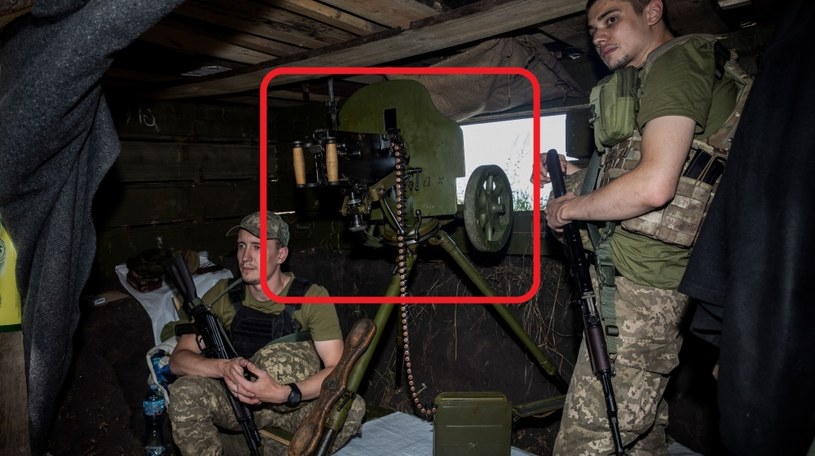 Co robią ukraińscy sędziowie w czasie wojny? Uzbrojeni w karabiny maszynowe, odpierają ataki rosyjskich dronów-kamikadze z dachów Kijowa.