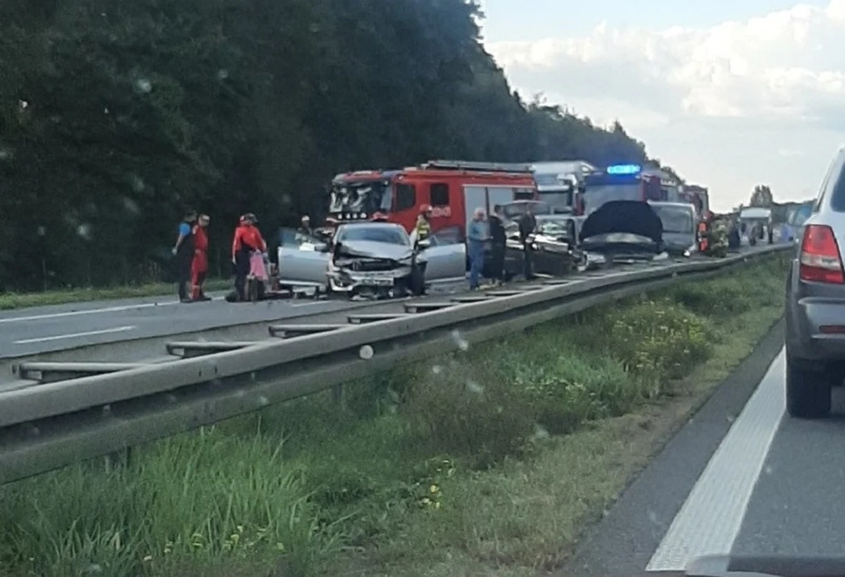 Pięć osób zostało rannych w wyniku zderzenia sześciu samochodów osobowych na autostradzie A4 między węzłami Brzeg i Opole Zachód. Przez kilka godzin zablokowana była jezdnia w kierunku Katowic.