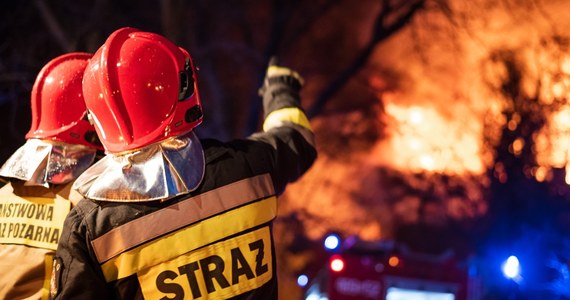 Pożar w miejscowości Orla w województwie łódzkim. Ogień objął garaż i stodołę o łącznej powierzchni ponad pół tysiąca metrów kwadratowych. Poszkodowane zostały dwie osoby.