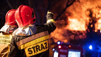 Pożar garażu i stodoły w Łódzkiem. Dwie osoby zostały poszkodowane