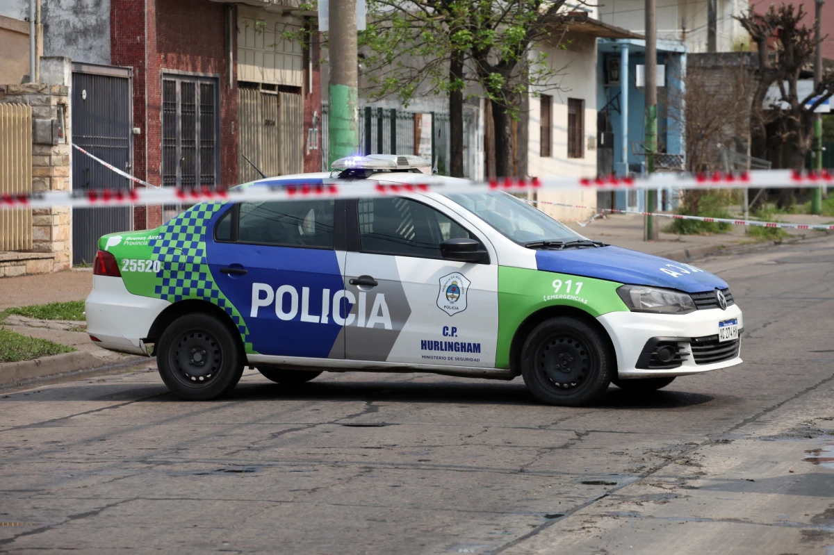 Dwóch mężczyzn poruszających się motocyklem napadło w Argentynie na tureckiego dyplomatę i jego szofera. Z bronią w ręku ukradli im samochód. Po pościgu ulicami Buenos Aires policja zastrzeliła jednego ze sprawców. Drugiemu udało się uciec – podały argentyńskie media.