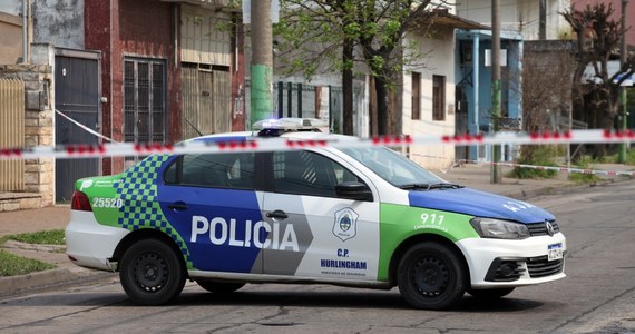Dwóch mężczyzn poruszających się motocyklem napadło w Argentynie na tureckiego dyplomatę i jego szofera. Z bronią w ręku ukradli im samochód. Po pościgu ulicami Buenos Aires policja zastrzeliła jednego ze sprawców. Drugiemu udało się uciec – podały argentyńskie media.