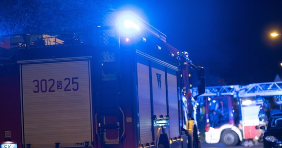 Ponad 100 strażaków gasiło pożar hali zakładu produkującego i przetwarzającego tworzywa sztuczne w Cmolasie niedaleko Kolbuszowej na Podkarpaciu. 