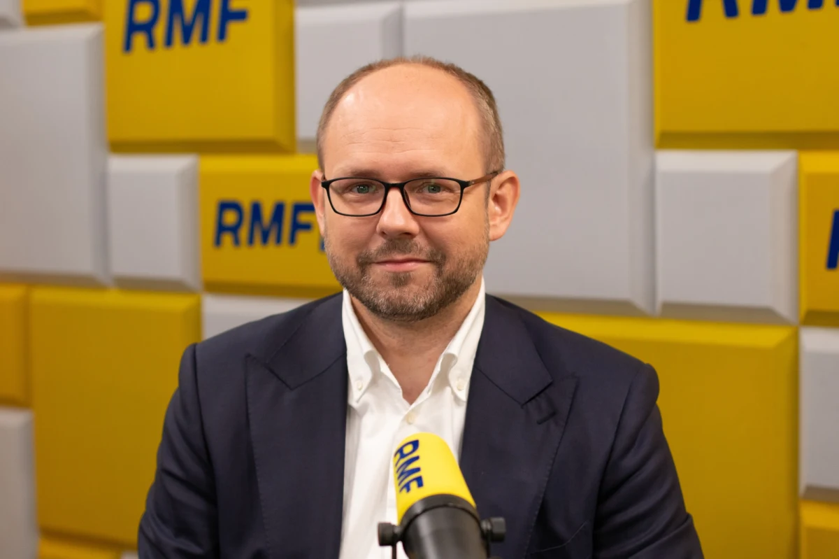 "To, czym żyją ludzie w Pajęcznie, Złoczewie czy Pabianicach to kwestie bezpieczeństwa. Ludzie obawiają się tego, co może przyjść zza wschodniej granicy. Wszystko, co osłabia nasze myślenie o bezpieczeństwie, martwi tych ludzi" - mówił w Porannej rozmowie w RMF FM szef prezydenckiego Biura Polityki Międzynarodowej Marcin Przydacz, pytany o to, czy na przedwyborczych spotkaniach mieszkańcy jego okręgu pytają go o ostro krytykowaną przez obóz władzy "Zieloną granicę" Agnieszki Holland. Przyznał jednocześnie, że na film "z różnych powodów" się nie wybiera. 