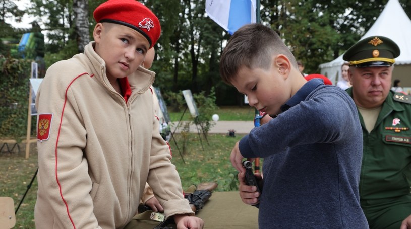 Jak dowiadujemy się z najnowszego raportu CNN, Kreml intensyfikuje wysiłki w zakresie militaryzacji szkół. Dzieci zamieniają place zabaw na mundury, granaty i okopy, bo ojczyzna potrzebuje nowego pokolenia żołnierzy. 
