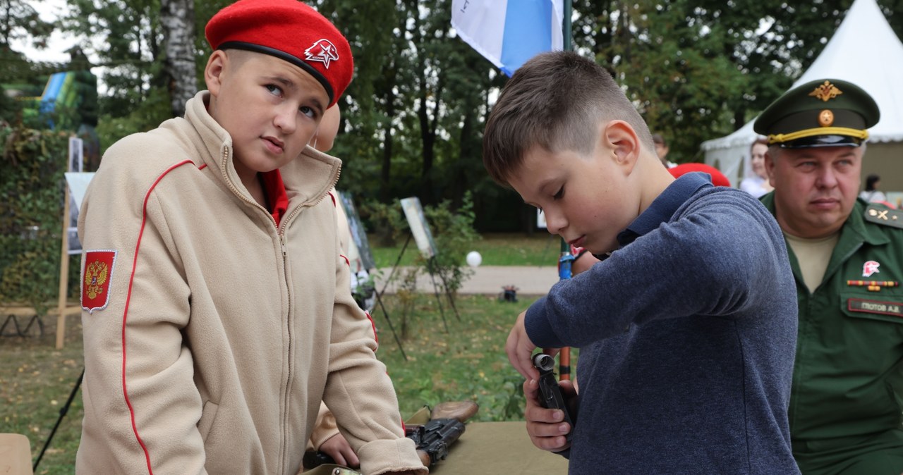 Jak dowiadujemy się z najnowszego raportu CNN, Kreml intensyfikuje wysiłki w zakresie militaryzacji szkół. Dzieci zamieniają place zabaw na mundury, granaty i okopy, bo ojczyzna potrzebuje nowego pokolenia żołnierzy. 