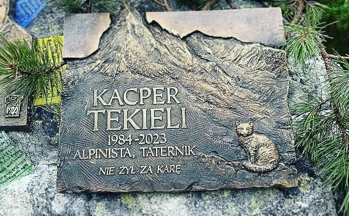 Na Symbolicznym Cmentarzu pod Osterwą odsłonięto tablicę  pamiątkową Kacpra Tekielego. Alpinista, prywatne mąż Justyny Kowalczyk, zginął 17 maja br. w Alpach w Szwajcarii.