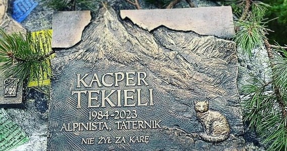 Na Symbolicznym Cmentarzu pod Osterwą odsłonięto tablicę  pamiątkową Kacpra Tekielego. Alpinista, prywatne mąż Justyny Kowalczyk, zginął 17 maja br. w Alpach w Szwajcarii.