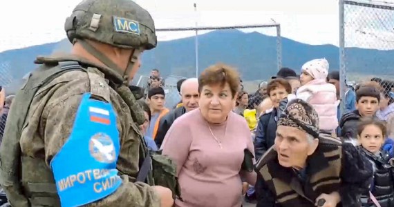 Do Armenii przybyło już prawie 3000 uchodźców z Górskiego Karabachu - poinformował w porannym oświadczeniu rząd w Erywaniu. Etniczni Ormianie zostali zmuszeni do ucieczki po tym, jak Azerbejdżan przeprowadził w pozostającym od lat przedmiotem sporu regionie błyskawiczną ofensywę wojskową, odzyskując nad nim pełną kontrolę.