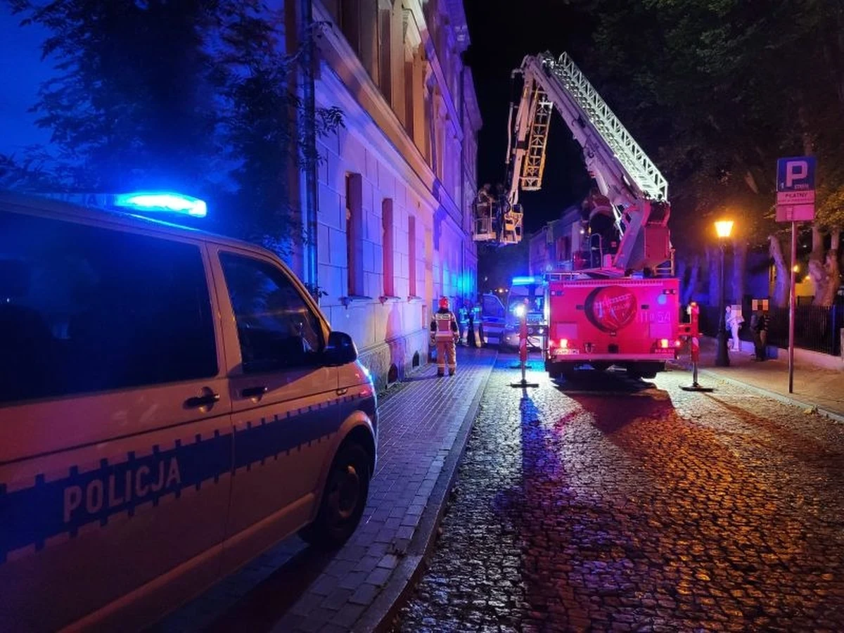 Policjanci musieli interweniować w jednym z mieszkań w centrum Chojnic. W środku przebywało dwóch małych chłopców, w wieku 4 i 7 lat. Okazało się, że matka pozostawiła ich bez opieki. Chłopcy wołali o pomoc do sąsiadów, którzy natychmiast zareagowali i przekazali do placówki opiekuńczej. 28-letnia kobieta wróciła do mieszkania następnego dnia. Grozi jej kara do 5 lat pozbawienia wolności.