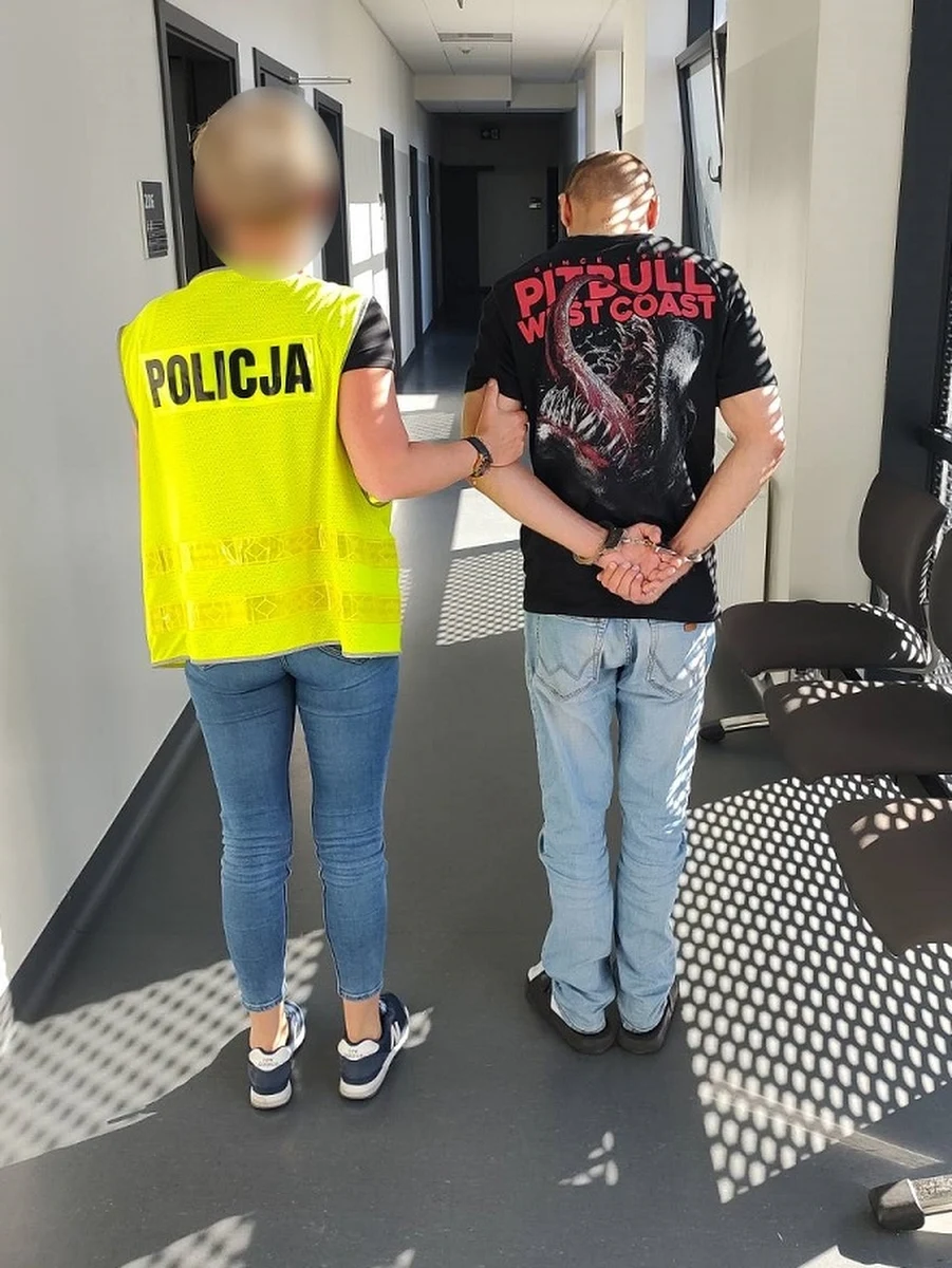 Policjanci zatrzymali 35-latka, który w Łodzi napadał na starsze, bezbronne kobiety. Atakował przed blokiem lub w klatce schodowej, kiedy kobiety wracały do domu. Podejrzany ma bogatą kartotekę. Najbliższe miesiące spędzi w areszcie. 