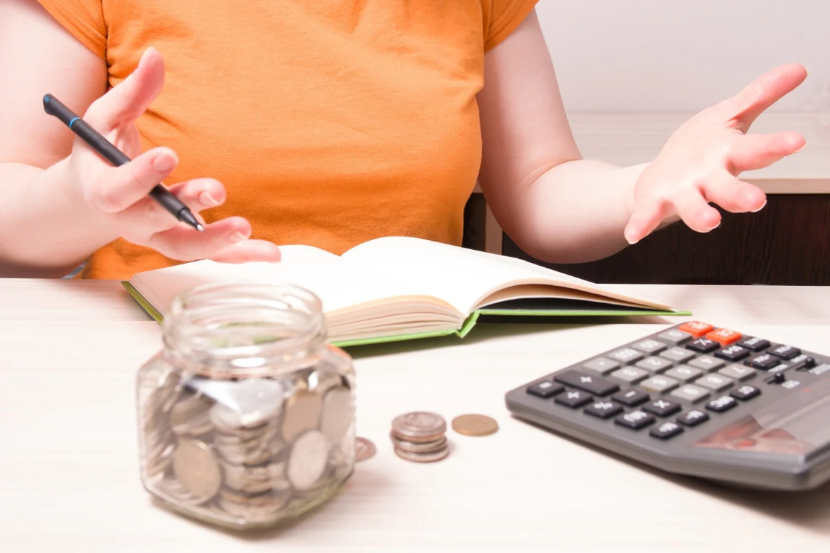 Krajowy Rejestr Długów opublikował ranking najbardziej zadłużonych miast i powiatów. Wśród miast powiatowych na szczycie niechlubnego podium znalazł się Wałbrzych, którego co szósty mieszkaniec jest wpisany do KRD. Na kolejnych miejscach znalazły się Bytom i Świętochłowice. W czołówce powiatów z największym długiem są nowodworski, sztumski i malborski.
