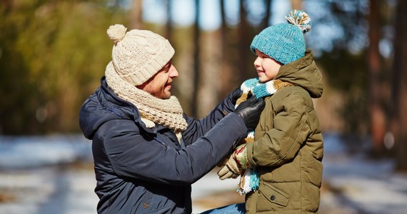 Sezonowe infekcje pojawiają się jesienią i często nie odpuszczają aż do zimy. W tym okresie szczególnie ważne jest wsparcie układu odpornościowego dziecka, by organizm mógł skutecznie zwalczać wirusy. Oto nasze wskazówki na jesień i zimę – dzięki nim dowiesz się, jak wzmocnić odporności Twojego dziecka!