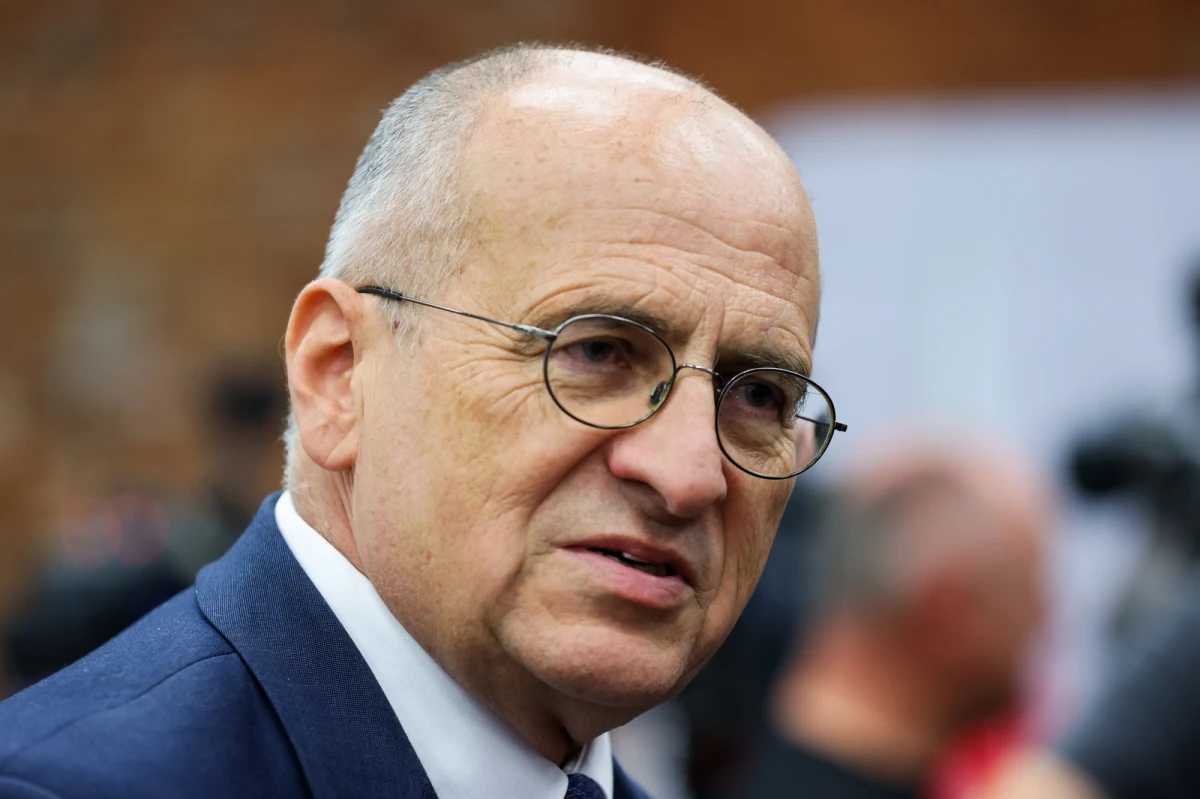 Szef resortu dyplomacji Zbigniew Rau zaraził się koronawirusem - dowiedział się reporter RMF FM. Wirus, którym minister zakaził się najprawdopodobniej podczas wizyty w Stanach Zjednoczonych, mocno komplikuje jego pracę w resorcie w bardzo gorącym dla polskich stosunków międzynarodowych okresie. 