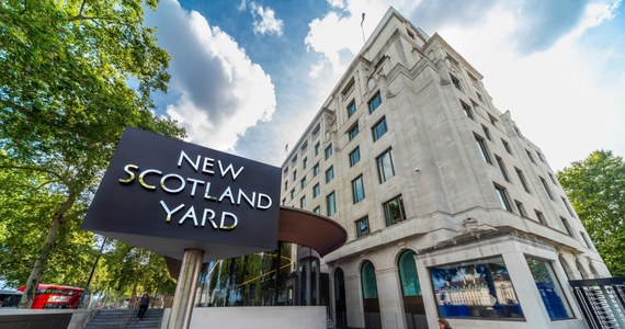 Policjanci z londyńskiego Scotland Yardu oddają pozwolenia na broń. Jest to ich reakcja na decyzję prokuratury, która formalnie oskarżyła jednego z funkcjonariuszy o morderstwo. Mężczyzna zastrzelił podczas akcji czarnoskórego mężczyznę.