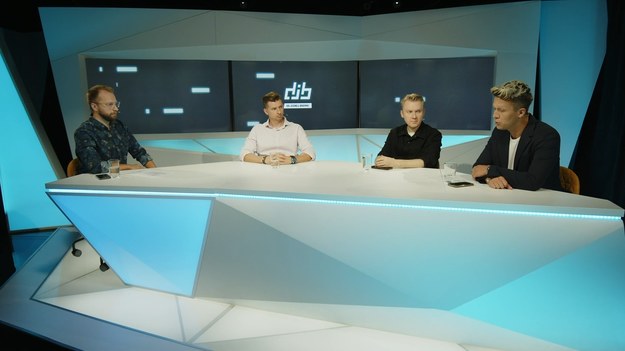 "Do jednej bramki" NA ŻYWO w każdy poniedziałek o godz. 12.00 w Interii oraz  Polsat BOX Go .
W tekście zawarto link serwisu partnerskiego
