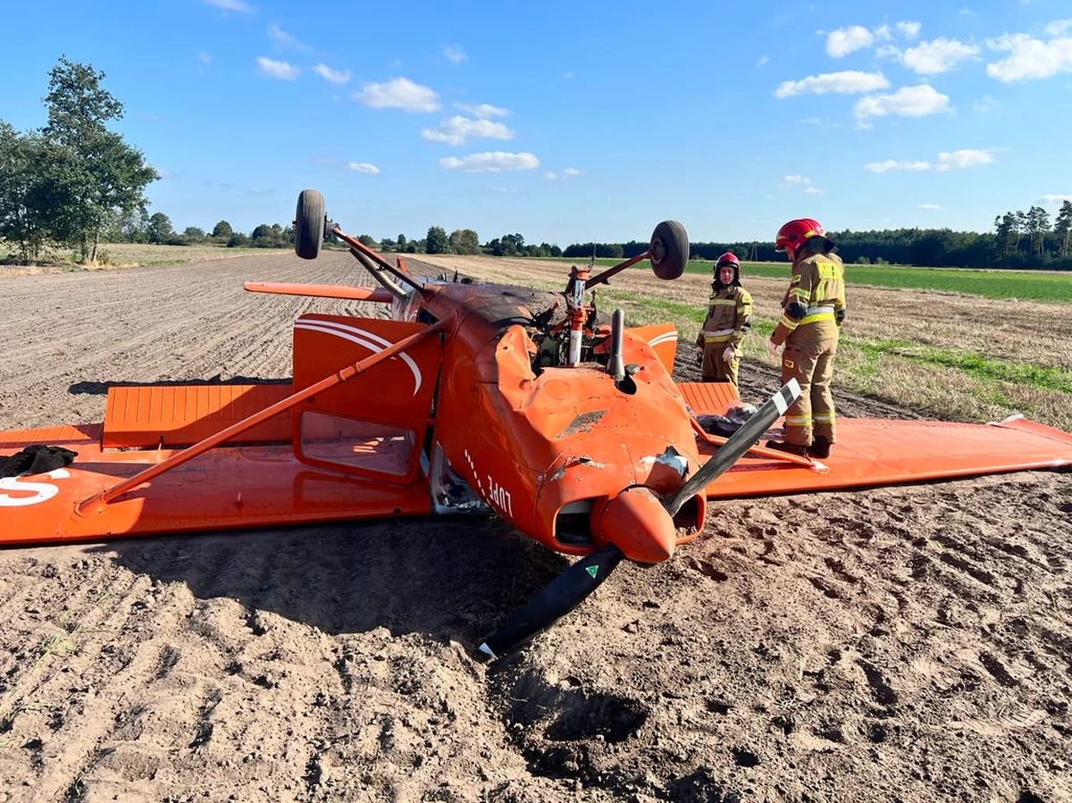 Dwie osoby trafiły do szpitala po awaryjnym lądowaniu samolotu marki Cessna na polu w okolicach miejscowości Jamno pod Łowiczem w woj. łódzkim. Obie osoby samodzielnie opuściły samolot przed przybyciem służb. 