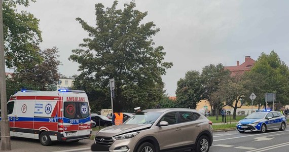 Na przejściu dla pieszych w Oławie na Dolnym Śląsku samochód osobowy potrącił kobietę i jej dziecko. Została ona zabrana do szpitala, dziecku na szczęście nic się nie stało.