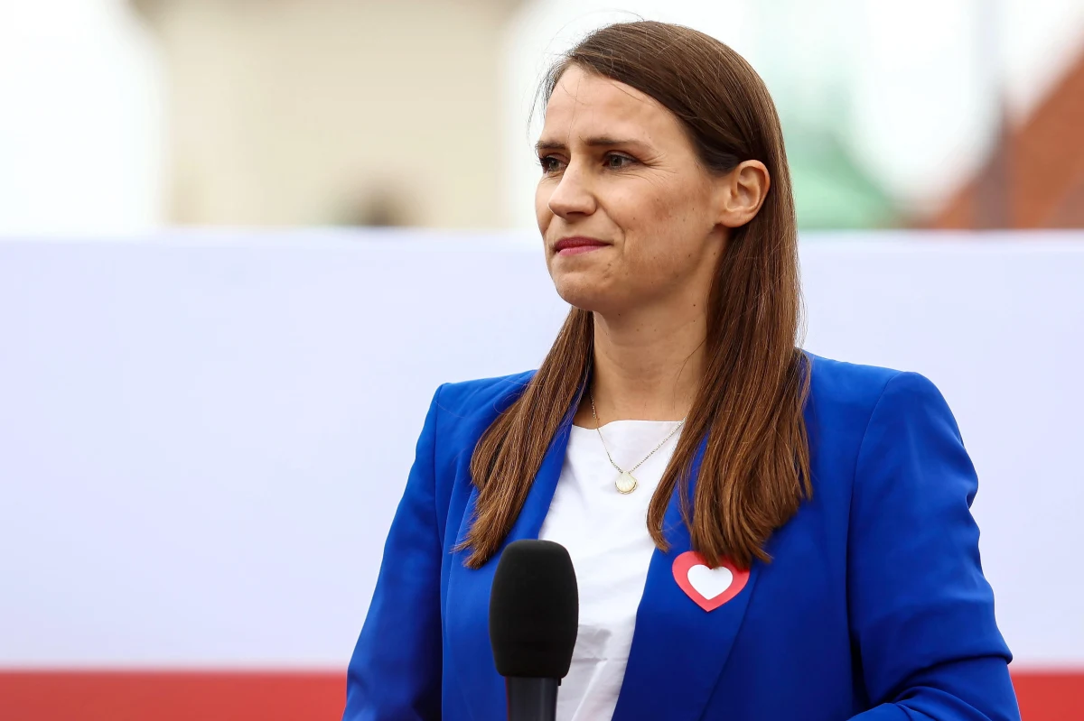 Posłanka KO Agnieszka Pomaska zapowiedziała złożenie pozwu przeciw politykom PiS. Sprawa ma związek ze zdjęciem opublikowanym przed kilkoma dniami w mediach społecznościowych, na którym widać posłankę w pobliżu auta z napisem "Głosowałeś na PiS? To wypier*****".