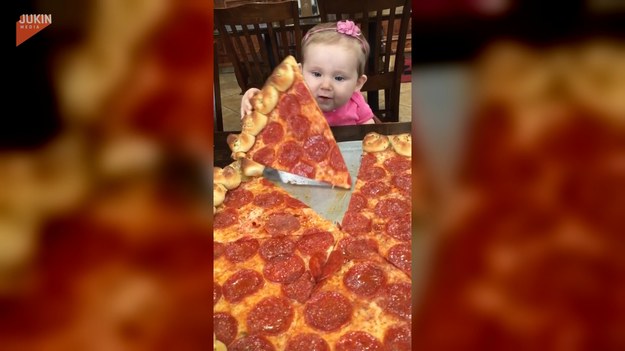 Ta dziewczynka miała ochotę na pizzę. Postanowiła poczęstować się zaledwie jednym kawałkiem... ale za to jakim!