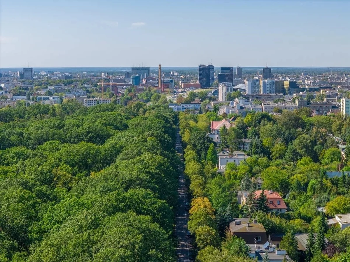 Jaki wpływ na klimat ma osiedle Radiostacja w Łodzi? Sprawdzają to badacze, którzy pod lupę wzięli kilka największych, polskich miast: Kraków, Łódź, Rzeszów, Warszawę oraz Wrocław. Analizują je pod kątem wpływu na klimat. Ma się to odbyć w ramach programu NEEST - jest to wielopoziomowe badanie, które docelowo ma pomóc w redukcji emisji gazów cieplarnianych o co najmniej 55 proc. do 2030 roku.