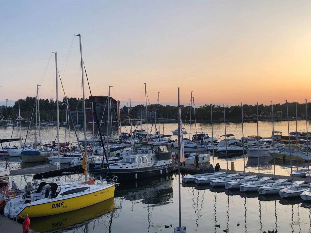 To ostatni tydzień sezonu żeglarskiego na szlaku Wielkich Jezior Mazurskich. Mimo że w kalendarzu mamy już jesień, to pogoda jeszcze bardziej przypomina lato. Na Mazurach tłoku nie ma, więc łatwo jest znaleźć czarter jachtu. Na koniec sezonu ceny są zdecydowanie najniższe.