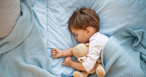 Z ankiety przeprowadzonej przez Amerykańską Akademię Medycyny Snu wynika, że 46 proc. rodziców podaje swoim dzieciom melatoninę. Lekarze ostrzegają przed podawaniem tego środka nasennego osobom poniżej 13. roku życia.