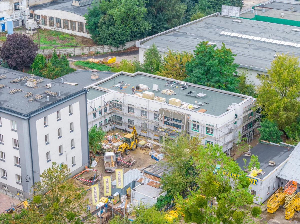 Czteroosobowe pokoje, stołówka, sala komputerowa, pokoje terapeutyczne, izolatka dla osób z infekcją oraz gabinet zabiegowy - tak wyposażony będzie hostel dla osób wychodzących z nałogu i ofiar przemocy domowej. Budynek powstaje w Łodzi przy ul. Niciarnianej i ma być gotowy z końcem roku.