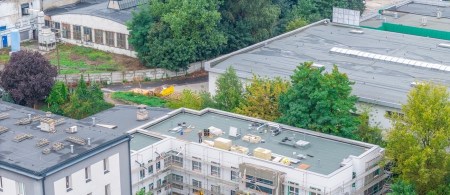Czteroosobowe pokoje, stołówka, sala komputerowa, pokoje terapeutyczne, izolatka dla osób z infekcją oraz gabinet zabiegowy - tak wyposażony będzie hostel dla osób wychodzących z nałogu i ofiar przemocy domowej. Budynek powstaje w Łodzi przy ul. Niciarnianej i ma być gotowy z końcem roku.