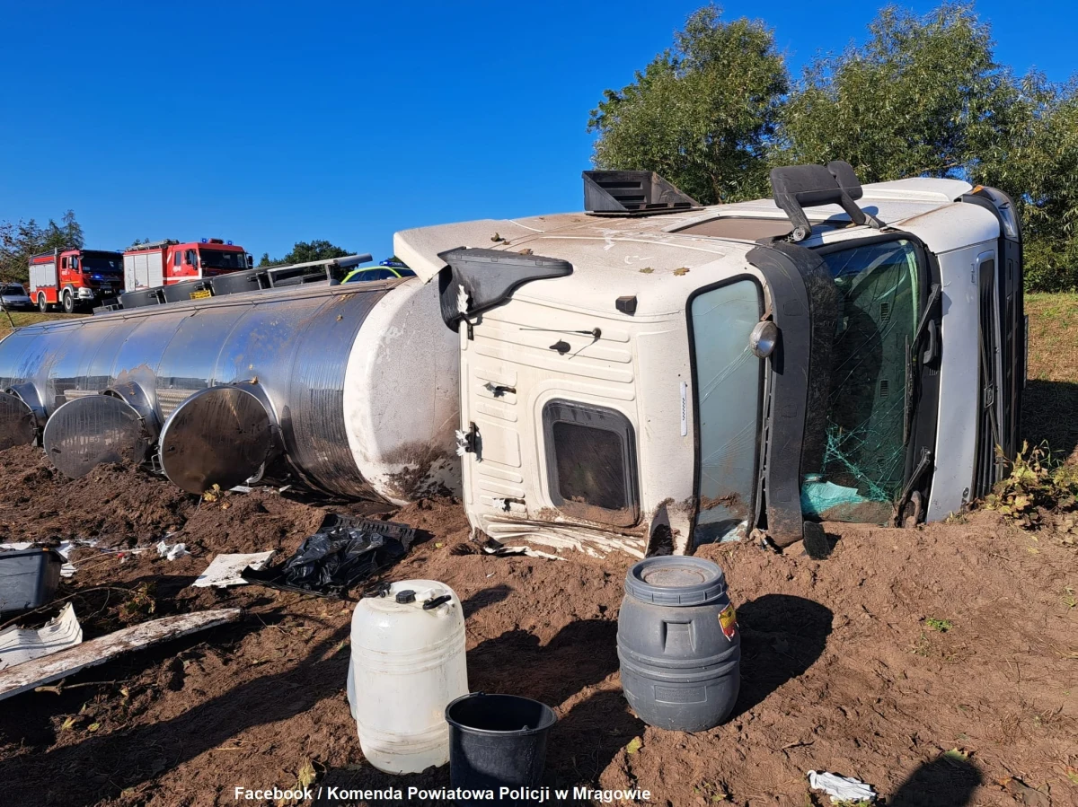 Kierowca cysterny z mlekiem wjechał do rowu przy drodze krajowej nr 59 w Sądrach w Warmińsko-Mazurskiem. Mężczyzna został ranny w wyniku zdarzenia, zabrano go do szpitala.