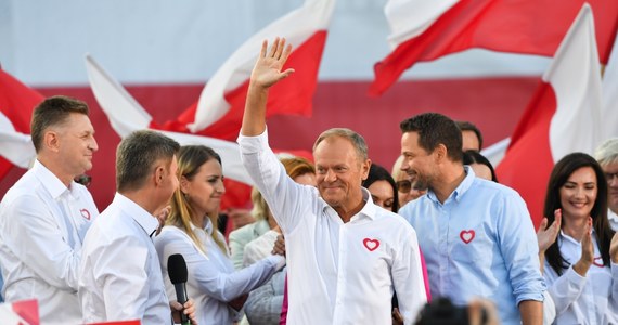 "My jesteśmy dzisiaj w momencie zwrotnym. Dzisiaj, na te trzy tygodnie przed wyborami, rozstrzyga się znowu los Polski w tej części świata" - powiedział podczas spotkania z mieszkańcami Otwocka (woj. mazowieckie) przewodniczący PO Donald Tusk.