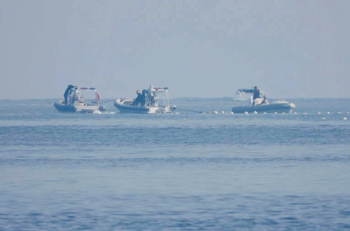 Filipińska straż przybrzeżna potwierdziła usunięcie rozmieszczonej przez chińskie służby 300-metrowej pływającej bariery na spornym obszarze Morza Południowochińskiego, która "zagrażała bezpieczeństwu żywnościowemu" i "suwerenności" kraju – poinformowała w poniedziałek agencja Reutera. Chińskie MSZ utrzymuje, że ich służby podjęły "niezbędne środki", aby odeprzeć filipiński statek.