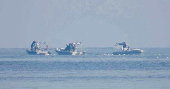 Filipińska straż przybrzeżna potwierdziła usunięcie rozmieszczonej przez chińskie służby 300-metrowej pływającej bariery na spornym obszarze Morza Południowochińskiego, która "zagrażała bezpieczeństwu żywnościowemu" i "suwerenności" kraju – poinformowała w poniedziałek agencja Reutera. Chińskie MSZ utrzymuje, że ich służby podjęły "niezbędne środki", aby odeprzeć filipiński statek.