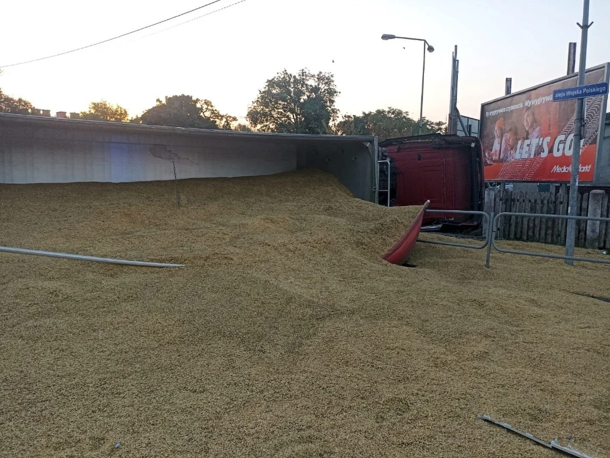 20 ton zboża rozsypało się na drogę krajową 61 w Ostrołęce w woj. mazowieckim. 