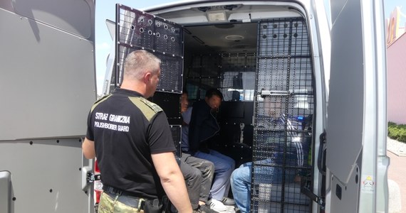 31 nielegalnych migrantów i przewożący ich kierowca zostali zatrzymani przez mundurowych z straży granicznej w Bielsku-Białej i policjantów z Węgierskiej Górki. Wśród zatrzymanych było siedmioro dzieci w wieku od 1,5 do 10 lat.