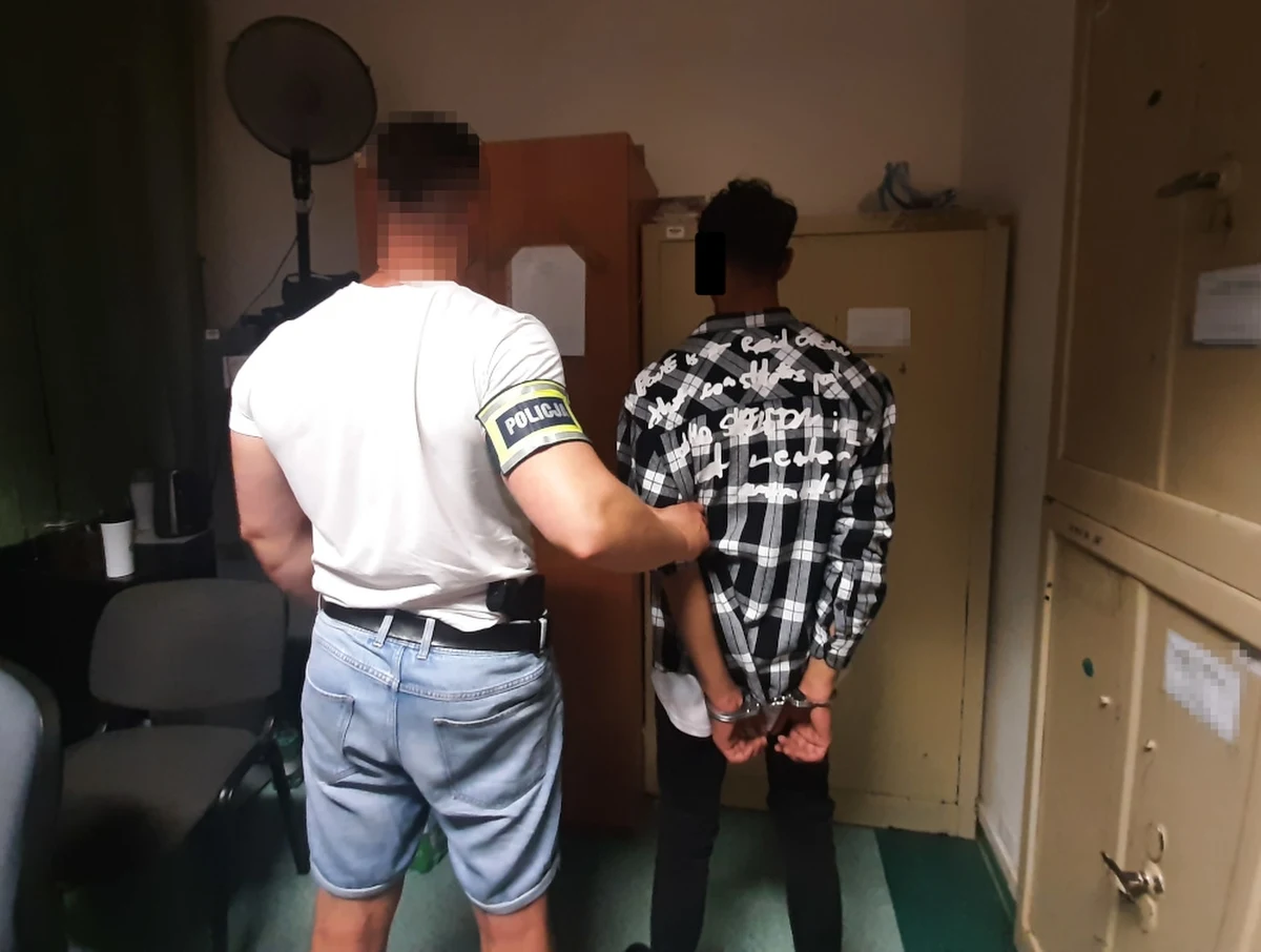 Otwoccy policjanci zatrzymali czterech Rumunów, którzy w ubiegłym tygodniu napadli na sklep jubilerski w Otwocku. Trzej to nastolatkowie. Umieszczono ich w schronisku dla nieletnich. Do aresztu trafił natomiast 28-latek.  