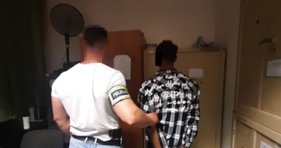 Otwoccy policjanci zatrzymali czterech Rumunów, którzy w ubiegłym tygodniu napadli na sklep jubilerski w Otwocku. Trzej to nastolatkowie. Umieszczono ich w schronisku dla nieletnich. Do aresztu trafił natomiast 28-latek.  