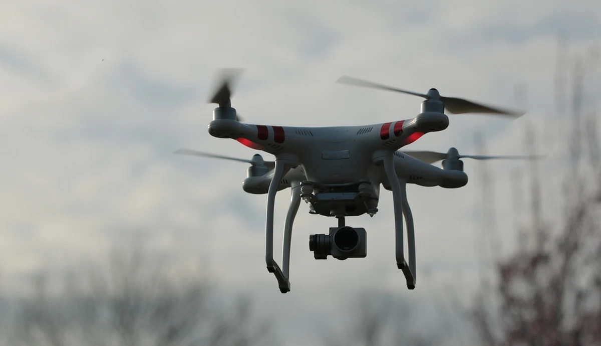 Przywódca Białorusi Alaksandr Łukaszenka podpisał dekret zakazujący używania dronów przez cywilów. Białoruska agencja prasowa BelTA poinformowała, że jedynie organizacje i przedsiębiorcy będą mogli wykorzystywać bezzałogowce do swojej działalności zawodowej.