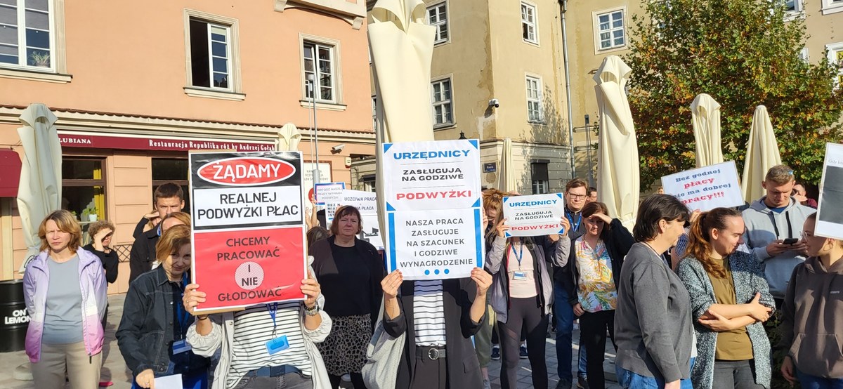 ​Kilkudziesięciu pracowników poznańskiego urzędu miasta opuściło dziś o poranku swoje biura i wyszło przed siedzibę władz Poznania, by domagać się podwyżki płac. Pracownicy urzędy zorganizowali pikietę, na które żądali od władz miasta podwyżki wynoszącej 700 złotych brutto.

