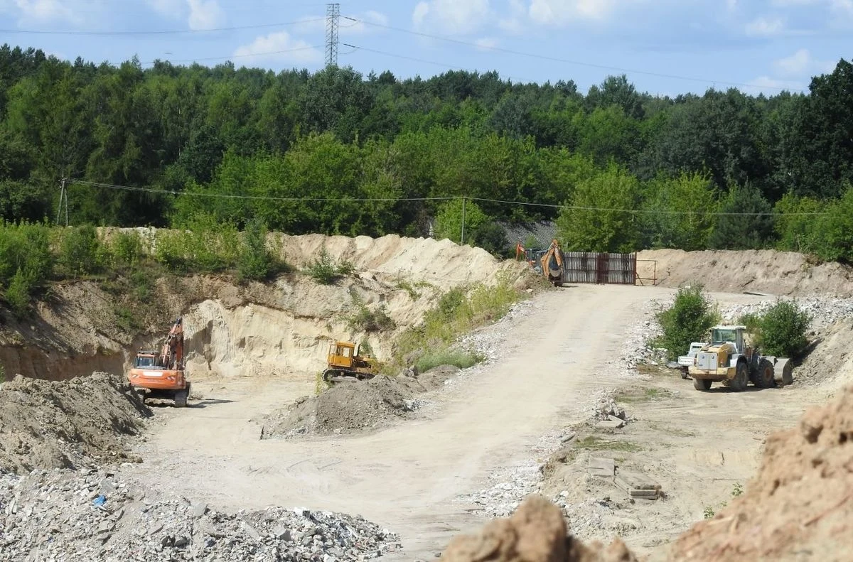 Policjanci wspierani przez inspektorów ochrony środowiska zatrzymali dwóch mężczyzn podejrzanych o składowanie odpadów na nielegalnym wysypisku w Rutkach. To kierowca ciężarówki i operator koparki.

