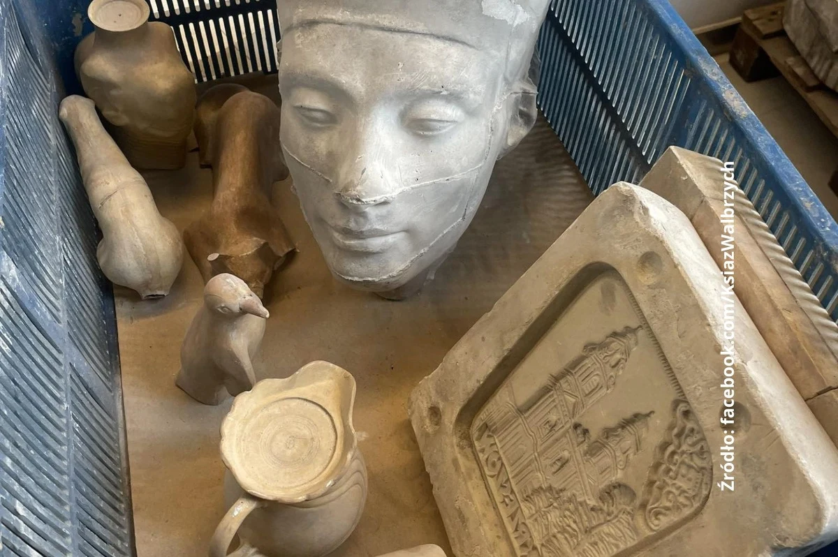 Zamek Książ kupił ponad 80 form i matryc z będącej w likwidacji fabryki Krzysztof - najstarszej wytwórni porcelany w Wałbrzychu. "Do misji Książa należy zachowania dziedzictwa historycznego społeczności wałbrzyskiej" - podkreśliła prezes Zamku Książ Anna Żabska.